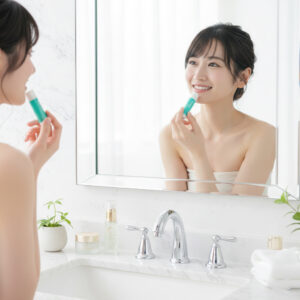 鏡の前でリップクリームを塗る女性。